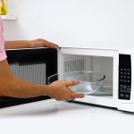 ⁦Geepas 20 Liter Digital Microwave Oven with Defrost Function | Model No GMO1895 with 2 Years Warranty⁩ - الصورة ⁦5⁩