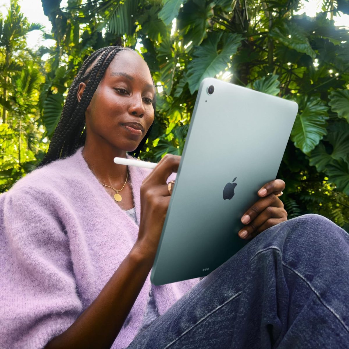 ⁦Apple iPad Air 13-inch with M3 chip Built for Apple Intelligence, Liquid Retina Display, 256GB, 12MP Front/Back Camera, Wi-Fi 6E, Touch ID, All-Day Battery Life — Space Gray⁩ - الصورة ⁦4⁩