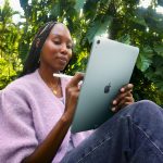 ⁦Apple iPad Air 13-inch with M3 chip Built for Apple Intelligence, Liquid Retina Display, 256GB, 12MP Front/Back Camera, Wi-Fi 6E, Touch ID, All-Day Battery Life — Space Gray⁩ - الصورة ⁦4⁩