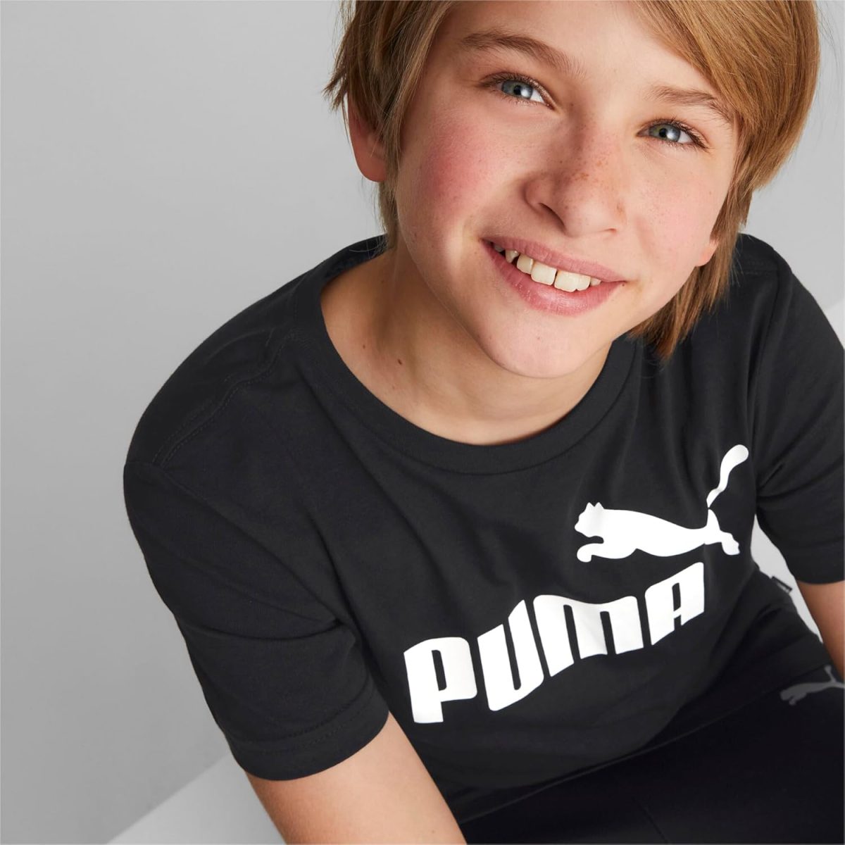 ⁦PUMA Boys ESS Logo Lifestyle Kids Shirts⁩ - الصورة ⁦4⁩