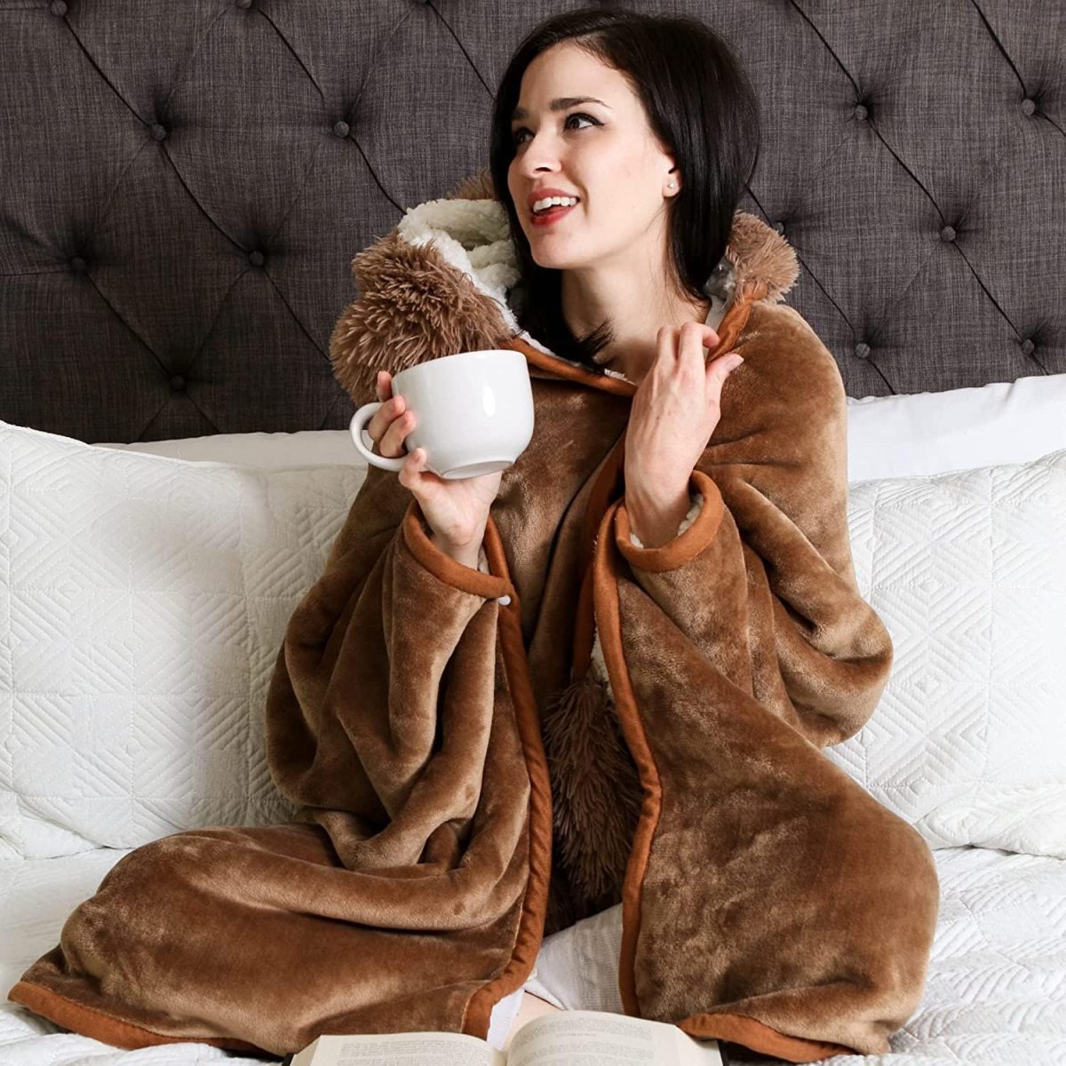 ⁦MAKINGTEC Sloth Wearable Hooded Blanket for Adults, Warm and Cozy Oversized Hoodie, Premium Sherpa and Soft Flannel Fleece, Gifts for Women⁩ - الصورة ⁦3⁩