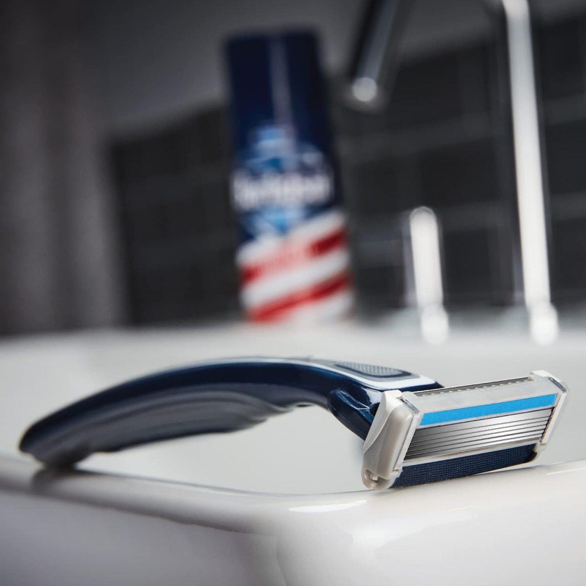⁦Barbasol Ultra 6 Plus Premium Disposable Razor Value Pack Bundle (3 Packs/9 Total Razors)⁩ - الصورة ⁦5⁩