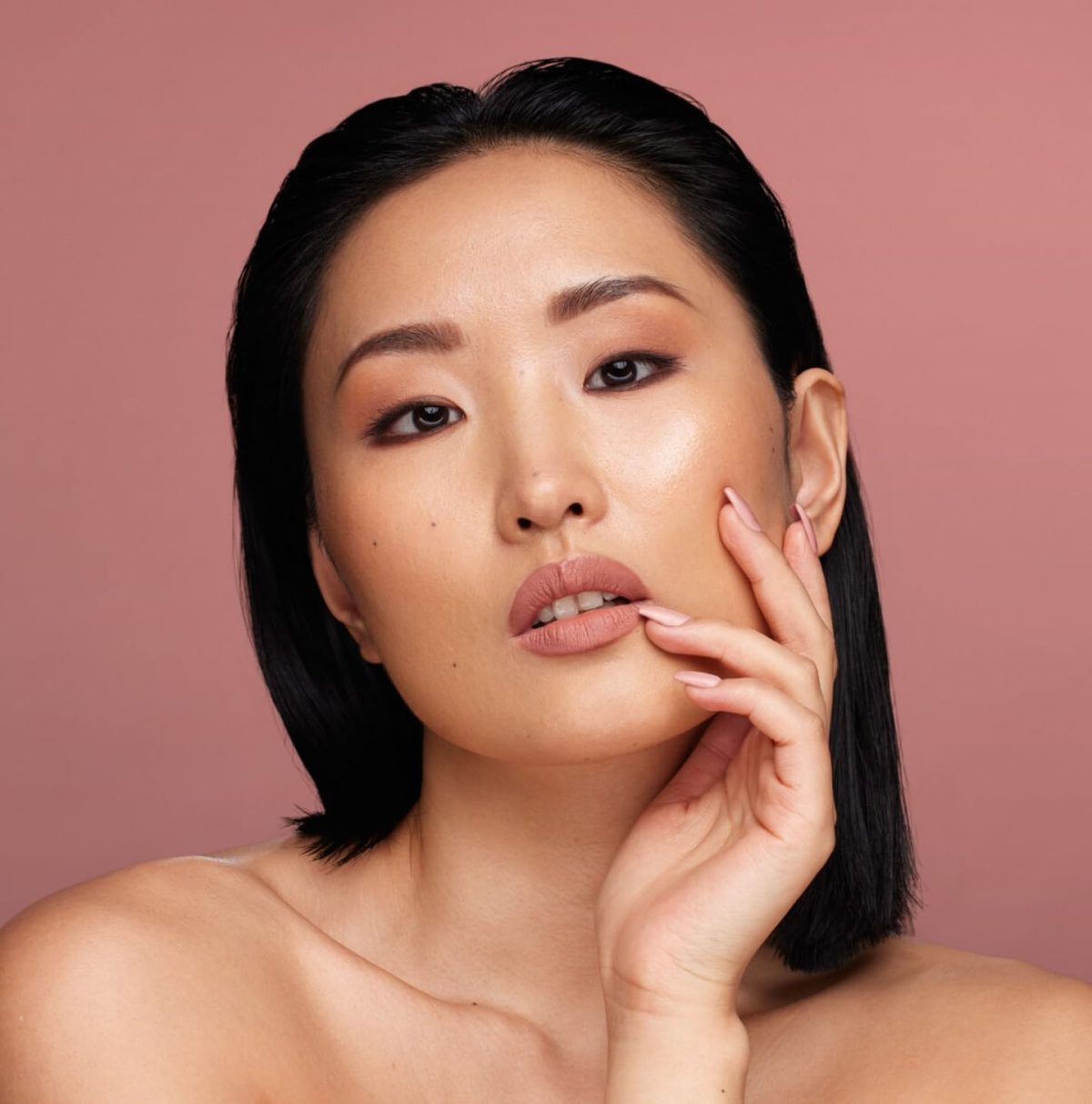 ⁦Huda Beauty Liquid Matte Ultra-Comfort Transfer-proof Lipstick - Wifey, Honey Beige⁩ - الصورة ⁦2⁩