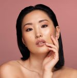 ⁦Huda Beauty Liquid Matte Ultra-Comfort Transfer-proof Lipstick - Wifey, Honey Beige⁩ - الصورة ⁦2⁩