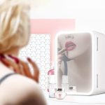 ⁦Makeup beauty mini fridge, 8l portable cosmetic refrigerator, makeup mirror fridge, led lighting, glass panel, used for beauty skin care in home/car⁩ - الصورة ⁦4⁩