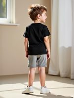⁦طقم ملابس صيفية للاولاد من زولينوفا، مكون من تي شيرت مطبوع عليه شعار وشورت مطاطي، مصنوع من قماش جيرسيه ناعم الملمس من القطن، لعمر 4-7 سنوات، طقم اولاد صيفي، ملابس اطفال كاجوال⁩ - الصورة ⁦3⁩