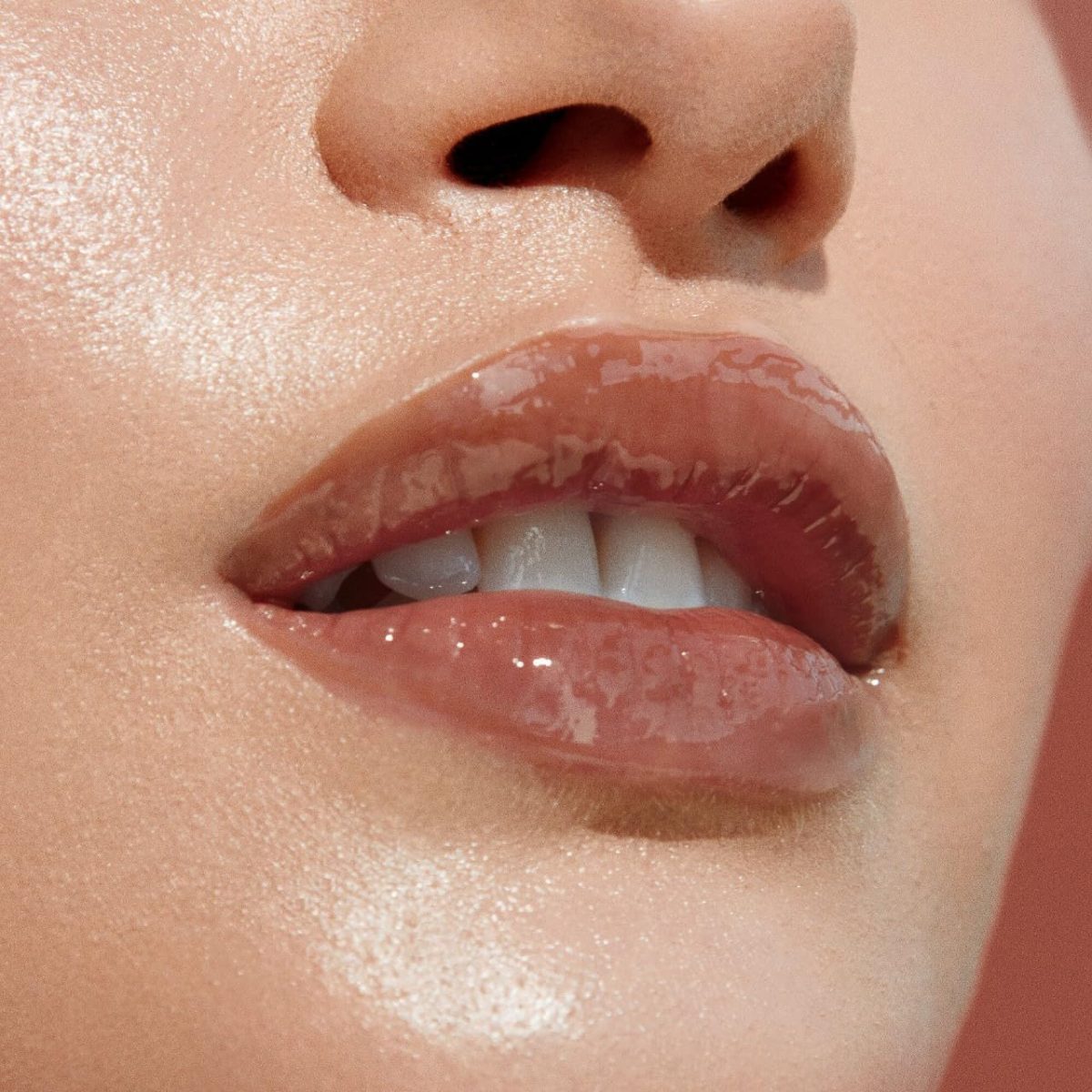 ⁦MAKEUP BY MARIO MoistureGlow™ Plumping Lip Serum Honey Glow⁩ - الصورة ⁦3⁩