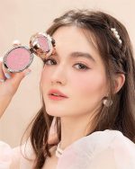 ⁦Flower Knows Strawberry Rococo Embossed Series Powder Blush 5g (03 Classic Ballet)⁩ - الصورة ⁦4⁩