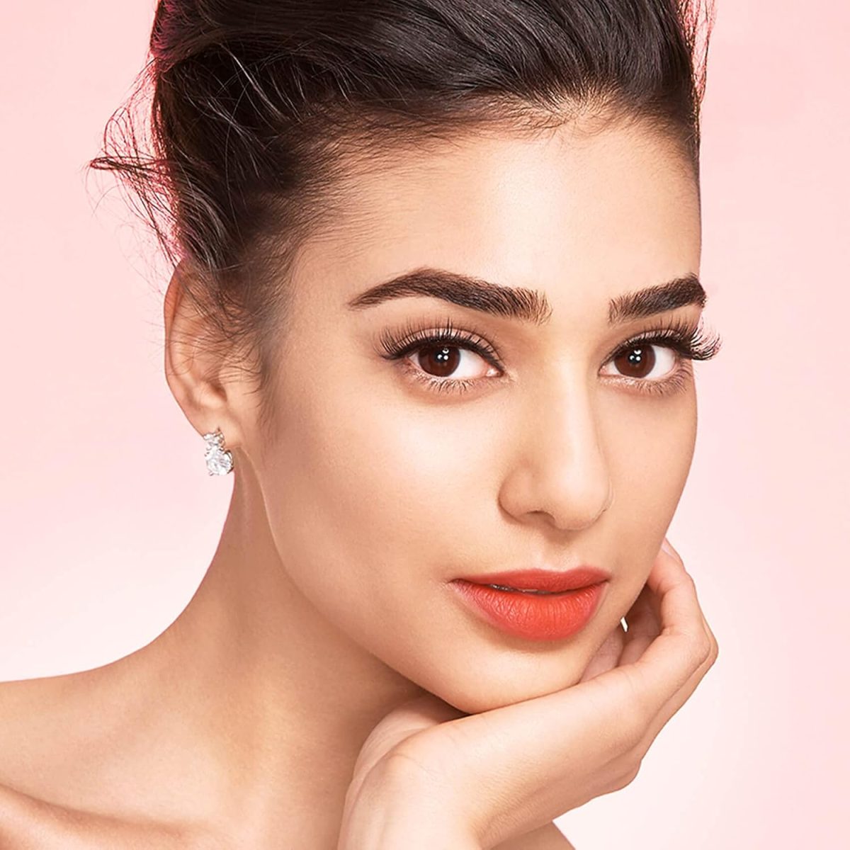 ⁦KISS Lash Couture LuXtensions Collection False Eyelashes, Flat Lash Technology, Super Slim Lash Band, Real Lash Extension Fibers, Reusable, Contact Lens Friendly Strip Lashes, Style 'Classic', 1 Pair⁩ - الصورة ⁦8⁩