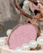⁦Flower Knows Strawberry Rococo Embossed Series Powder Blush 5g (03 Classic Ballet)⁩ - الصورة ⁦3⁩