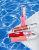 ⁦Flormar Dewy Lip Glaze 009 Vibrant Red⁩ - الصورة ⁦5⁩