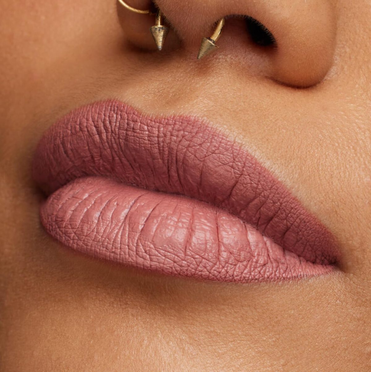⁦Huda Beauty Liquid Matte Ultra-Comfort Transfer-proof Lipstick - Wifey, Honey Beige⁩ - الصورة ⁦4⁩