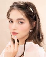 ⁦Flower Knows Strawberry Rococo Embossed Series Powder Blush 5g (03 Classic Ballet)⁩ - الصورة ⁦5⁩