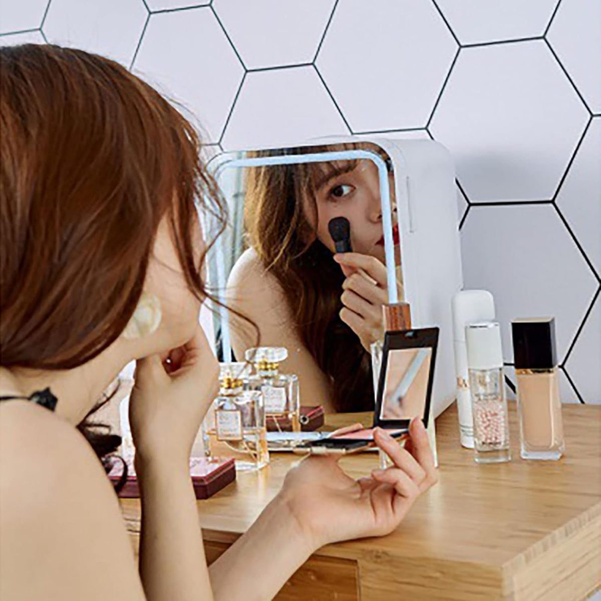 ⁦Makeup beauty mini fridge, 8l portable cosmetic refrigerator, makeup mirror fridge, led lighting, glass panel, used for beauty skin care in home/car⁩ - الصورة ⁦2⁩