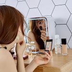 ⁦Makeup beauty mini fridge, 8l portable cosmetic refrigerator, makeup mirror fridge, led lighting, glass panel, used for beauty skin care in home/car⁩ - الصورة ⁦2⁩