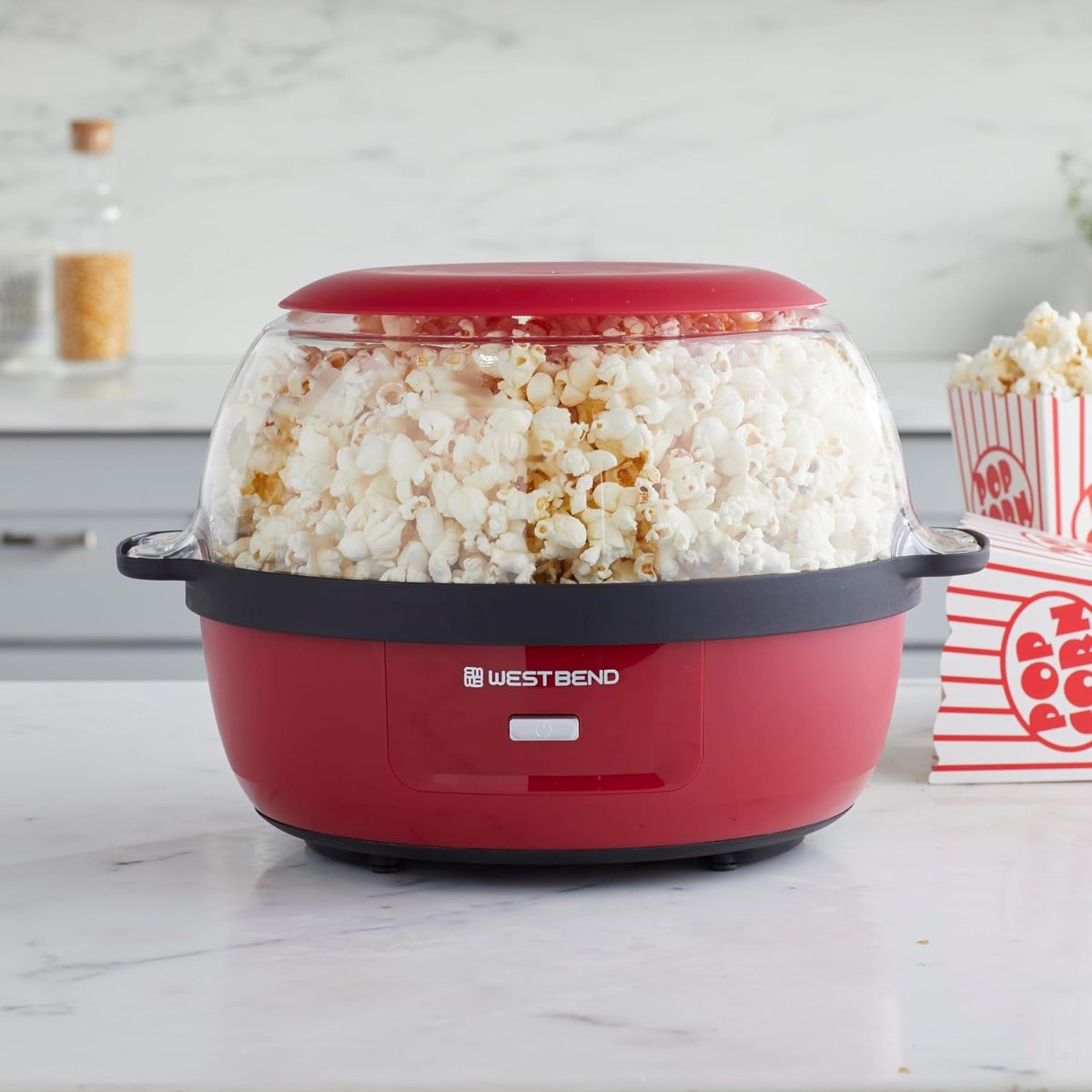 ⁦West Bend Stir Crazy Hot Oil Popper, Popcorn Maker with Large Serving Lid and Stirring Rod, 6 Quart, Red⁩ - الصورة ⁦2⁩