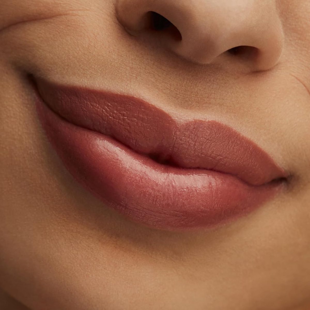⁦Mac Lustre Lipstick Hug Me⁩ - الصورة ⁦4⁩