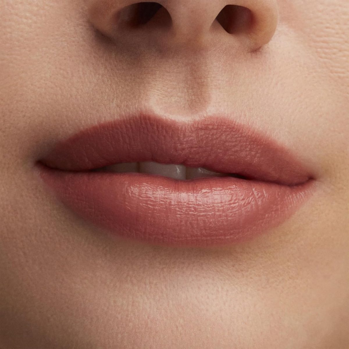⁦Mac Lustre Lipstick Hug Me⁩ - الصورة ⁦3⁩