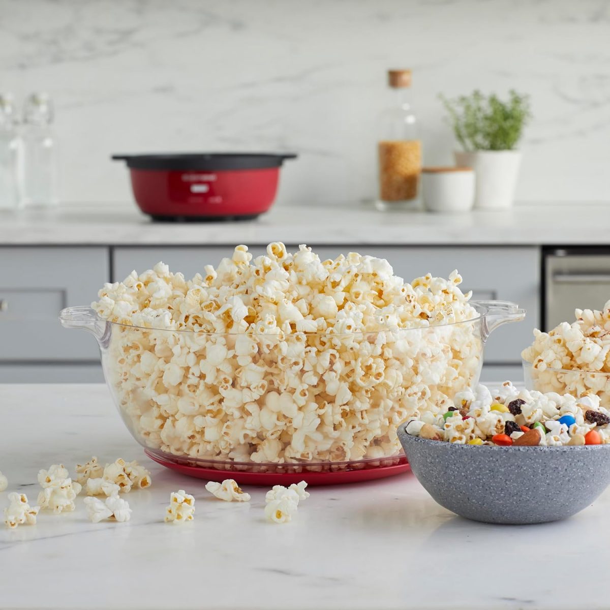 ⁦West Bend Stir Crazy Hot Oil Popper, Popcorn Maker with Large Serving Lid and Stirring Rod, 6 Quart, Red⁩ - الصورة ⁦9⁩