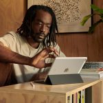 ⁦Apple 2021 iPad (10.2-inch, Wi-Fi + Cellular, 256GB) - Silver (9th Generation) (Renewed)⁩ - الصورة ⁦6⁩