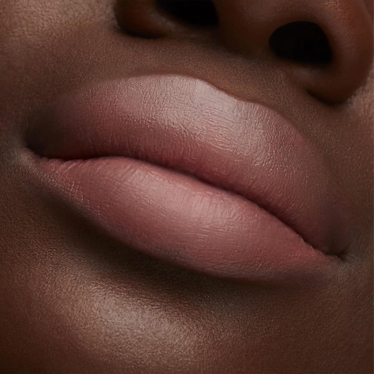 ⁦Mac Lustre Lipstick Hug Me⁩ - الصورة ⁦5⁩