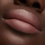 ⁦Mac Lustre Lipstick Hug Me⁩ - الصورة ⁦5⁩