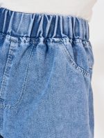 ⁦STYLI Girls Flower Applique Trim Wide Leg Jeans⁩ - الصورة ⁦4⁩