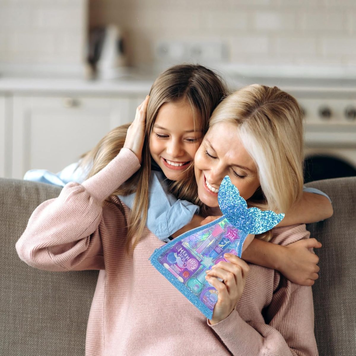⁦Townley Girl Mermaid Vibes Makeup Set with 8 Pieces, Including Lip Gloss, Nail Polish, Body Shimmer and More in Mermaid Bag, Ages 3+ for Parties, Sleepovers and Makeovers⁩ - الصورة ⁦7⁩