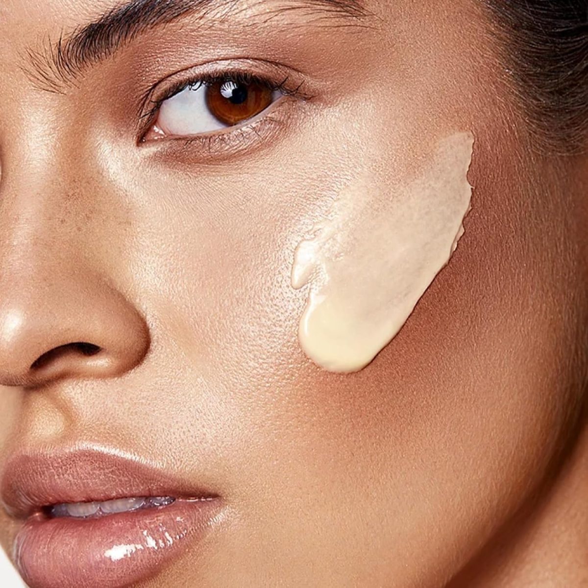 ⁦Azonee Color Changing Liquid Foundation for Mature Skin - Full Coverage, All Day Flawless, Long-Lasting Makeup Base (Ivory)⁩ - الصورة ⁦2⁩