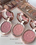 ⁦Flower Knows Strawberry Rococo Embossed Series Powder Blush 5g (03 Classic Ballet)⁩ - الصورة ⁦8⁩