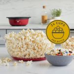 ⁦West Bend Stir Crazy Hot Oil Popper, Popcorn Maker with Large Serving Lid and Stirring Rod, 6 Quart, Red⁩ - الصورة ⁦3⁩