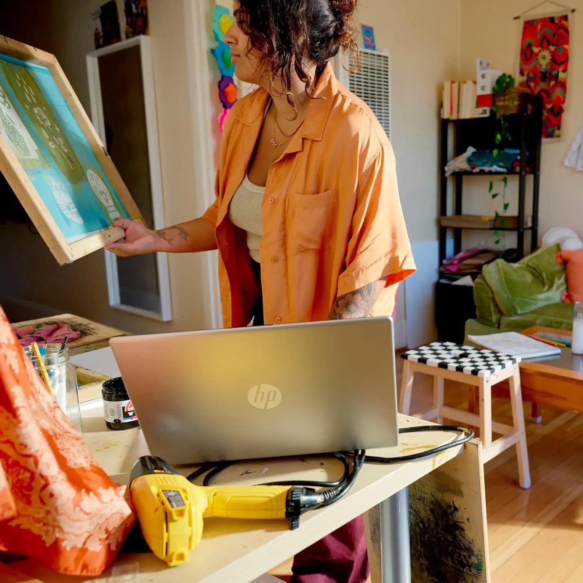 ⁦HP 15.6" Touchscreen Business Laptop | 6-Core i3-1215U (Outperforms i5 1135G7) | 32GB RAM | 1TB SSD | Win 11 Pro | Sleek Silver | W/Charger⁩ - الصورة ⁦6⁩