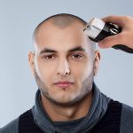 ⁦ماكينة حلاقة كهربائية 2 في 1 مزدوجة للرجال مع شاشة LED، قابلة لاعادة الشحن، ماكينة حلاقة بثلاث سرعات قابلة للتعديل، يمكن استخدامها لمدة 120 دقيقة عند شحنها بالكامل⁩ - الصورة ⁦3⁩