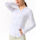 سترة نسائية سترة للياقة واليوغا معاطف بقلنسوة بسحاب طويل الأكمام للجري رياضية سريعة الجفاف قمصان رياضية نحيفة من Wauyan (اللون: أبيض، المقاس: M)