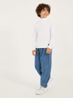 ⁦Styli Boys Solid High-Neck T-Shirt With Patch Detail⁩ - الصورة ⁦3⁩