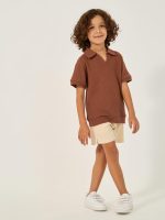 ⁦Styli Boys Textured Knit Regular Fit Polo Neck T-Shirt⁩ - الصورة ⁦3⁩