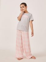 ⁦Styli Girls Typography Print Short Sleeve T-Shirt And Checked Pyjama Set⁩ - الصورة ⁦3⁩