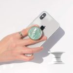 ⁦حامل حلقي للجوال بتصميم صدفة البحر مصنوع من عرق اللؤلؤ وقابل للتوسيع والطي⁩ - الصورة ⁦2⁩