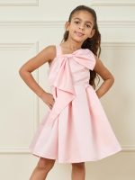 ⁦Styli Girls Bow Front Detail Asymmetrical Neck Pleated A-Line Dress⁩ - الصورة ⁦3⁩