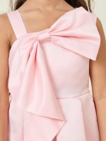 ⁦Styli Girls Bow Front Detail Asymmetrical Neck Pleated A-Line Dress⁩ - الصورة ⁦4⁩