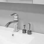 ⁦NALACAL 2 Pack Safety Razor Stand, Aluminum Alloy Shaving Razor Holder with 0.7" (18.5mm) Opening – Dark Grey Stand for Men’s Shaving Razors on Bathroom Countertops⁩ - الصورة ⁦3⁩