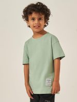 ⁦Styli Boys Solid Oversized T-Shirt With Badge Detail⁩ - الصورة ⁦2⁩
