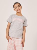⁦Styli Girls Typography Print Short Sleeve T-Shirt And Checked Pyjama Set⁩ - الصورة ⁦4⁩