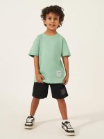 ⁦Styli Boys Solid Oversized T-Shirt With Badge Detail⁩ - الصورة ⁦3⁩