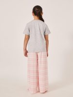 ⁦Styli Girls Typography Print Short Sleeve T-Shirt And Checked Pyjama Set⁩ - الصورة ⁦6⁩