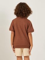 ⁦Styli Boys Textured Knit Regular Fit Polo Neck T-Shirt⁩ - الصورة ⁦6⁩