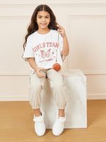 ⁦Styli Girls Butterfly Printed Drop Shoulder T-shirt & Cargo Pant Set⁩ - الصورة ⁦3⁩