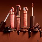 ⁦Eveline Cosmetics Lip Gloss Choco Glamour Liquid Lipstick with Gloss Finish for Vinyl Lips, Vegan Formula with Cocoa Extract, 1 x 4.5 ml No. 01 Ruby Chocolate⁩ - الصورة ⁦5⁩