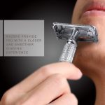 ⁦مجموعة ماكينة حلاقة آمنة معدنية مزدوجة الحواف للرجال والنساء، شفرة بلاتينية، حلاقة ناعمة ودقيقة، خليط معدني من الزنك المقاوم للصدا مع لمسة نهائية من الكروم (مع حقيبة سفر عاكسة و5 شفرات)⁩ - الصورة ⁦3⁩