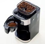⁦Kenwood Grind & Brew Coffee Maker with Built-in 220g Burr Grinder, 12-Cup Capacity, 1.5L Water Tank, 900W Power, Digital Touch Display – CMM40, Black/Metal⁩ - الصورة ⁦7⁩